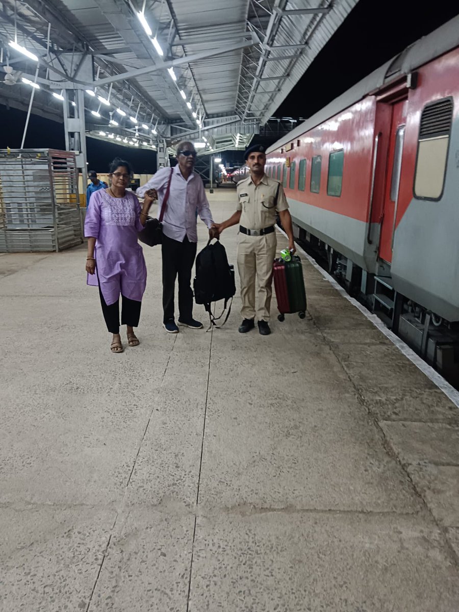 rpfsbpecor's tweet photo. #Operationsewa- On 02.07.2026, RPF/Mahasamund assisted  visually impaired passengers in boarding Train No. 18517 Express at Mahasamund Railway Station.
@DRMSambalpur
@rpfecor1
@RPF_INDIA https://t.co/0MeGr9Jz2D