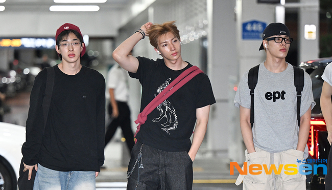 yugeon4lyfe's tweet photo. just discovered this goddamn photo and I'll never been the same. MATHYUNGZ LOOKS SOOOO GOOD. Especially Yu with his honey skin pls this is insane https://t.co/HUJ9KTjhFd