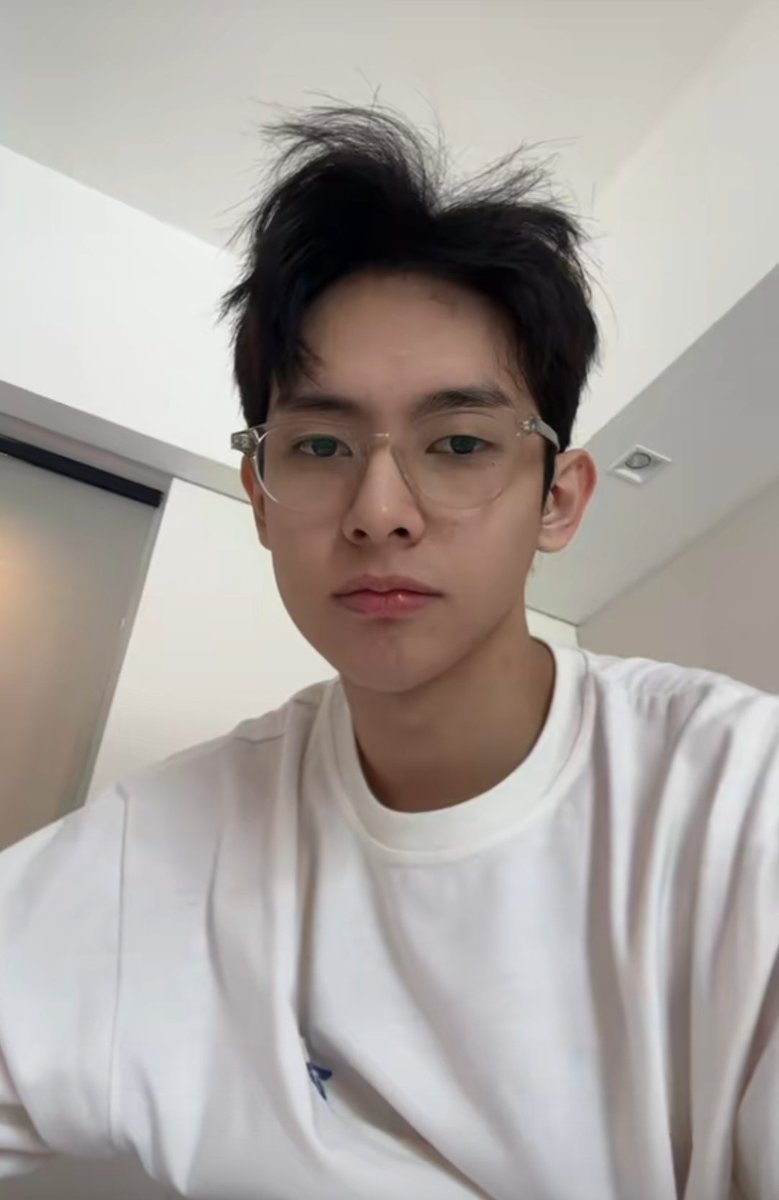 wiseSeerJahjah's tweet photo. Him in specs is kapogian on a diff genre 🤓💚

manan4tili ako
@justintdedios #justin 
#Hab4ngBuhayJustin https://t.co/0urp9Q09re