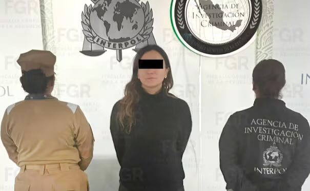 SoledadDurazo's tweet photo. 🔴 La hermana de Emilio Lozoya, Gilda Susana Lozoya Austin, compareció ante una jueza de control luego de ser detenida por la FGR.

Durante la audiencia inicial por el caso Agronitrogenados, la Fiscalía pretende imputarle lavado de dinero. La defensa obtuvo un receso para analizar más de 70 mil fojas de la investigación.

#México #FGR #Justicia #Pemex

Foto: El Universal.