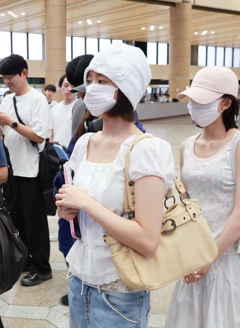 Kpopidol_closet's tweet photo. [ 260703 아이브 레이 가방, 패션 정보 ]
공항 패션
 
🤎레이
• 브랜드: 세이스튜디오 (SEYSTUDIO)
• 제품 (가방): Velor Bag - Beige

➡https://t.co/Uch0pe7gr6

#레이 #REI #아이브 #IVE
@IVE_twt https://t.co/azsvrfUCTR