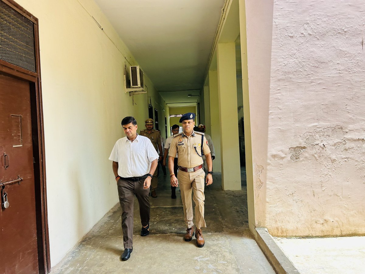 Commissionergkp's tweet photo. मण्डलायुक्त अनिल ढींगरा एवं पुलिस उप महानिरीक्षक एस० चन्‍नप्‍पा द्वारा उ०प्र० शिक्षक पात्रता परीक्षा-2026 से सम्‍बन्धित जनपद गोरखपुर के 32 परीक्षा केन्‍द्रों पर आयोजित परीक्षा के दौरान परीक्षा शहर के विभिन्‍न परीक्षा केन्‍द्रों का निरीक्षण किया गया। https://t.co/FQR4RieqfC