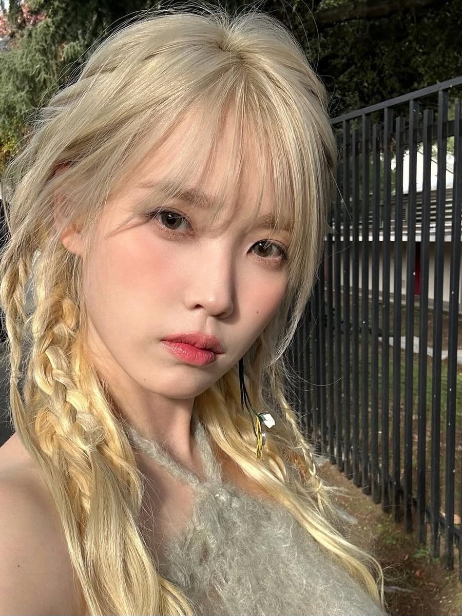 ddaizelle's tweet photo. black hair                                       blonde hair https://t.co/TnajxaFG87