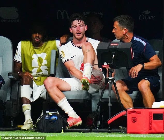 DailyAFC's tweet photo. 🗣️ “You can just feel it sitting there. You could be sat at home and feel a little pain SHOOT up your leg.” 😳

Declan Rice on his ongoing pain. [@TeleFootball] 🤕 https://t.co/aiRQOidWyz