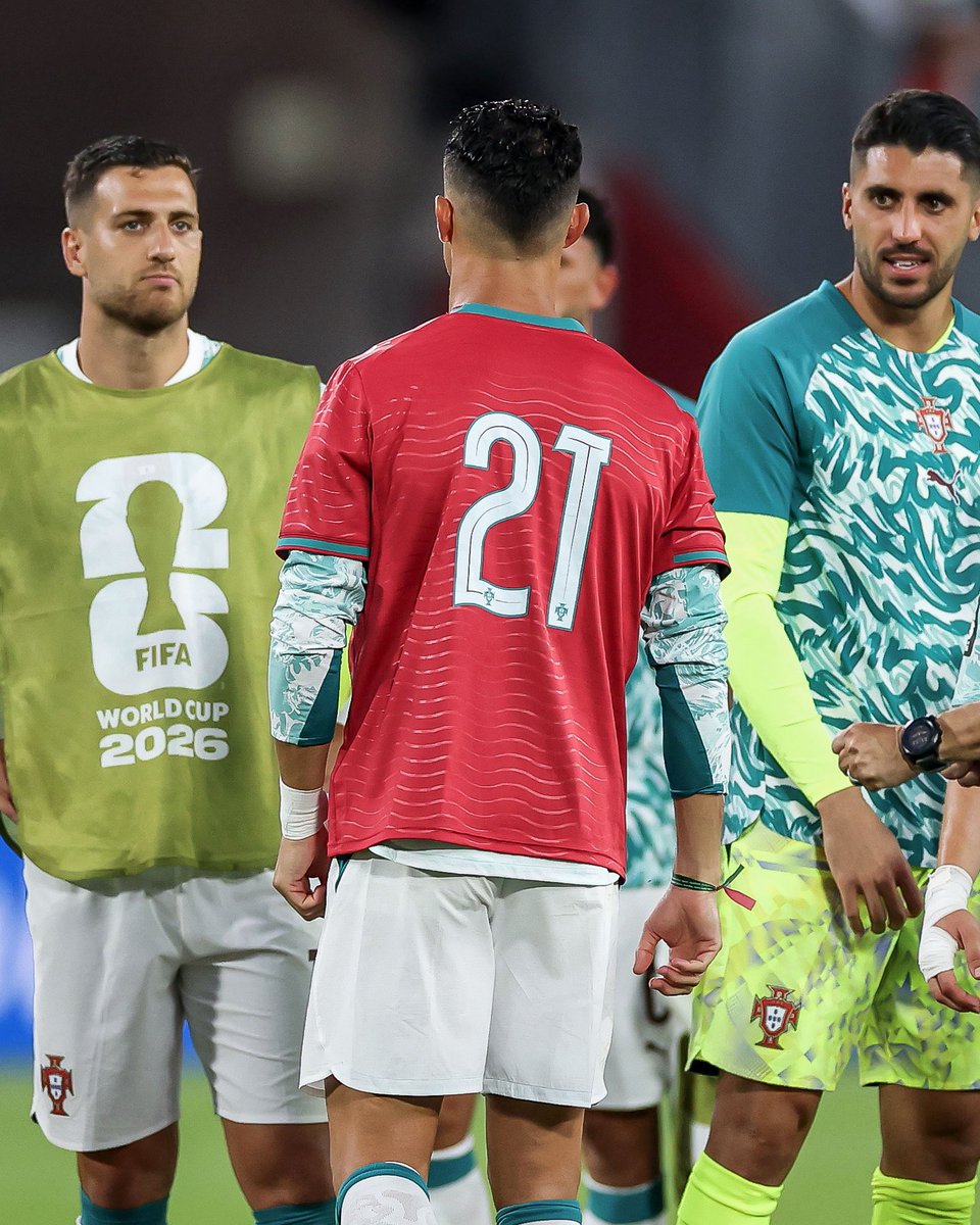 FaktaSepakbola's tweet photo. Cristiano Ronaldo cs tak merayakan kemenangan ini untuk diri mereka sendiri. ❤️🕊️

Usai memastikan Portugal lolos ke babak 16 besar lewat laga dramatis melawan Kroasia, Cristiano Ronaldo tidak langsung ikut berpesta.

Ia justru mengenakan jersey nomor 21 milik Diogo Jota, mengumpulkan rekan-rekannya, menunjuk ke langit, lalu tak mampu membendung air matanya.

Di Portugal, waktu sudah memasuki 3 Juli, tepat satu tahun sejak kepergian Diogo. Waktu telah berlalu, tetapi rasa kehilangan itu masih begitu nyata bagi skuad Portugal.

Diogo memang telah pergi, namun ia tetap hidup di hati rekan-rekannya, dalam setiap pertandingan, setiap pelukan, dan setiap kemenangan Portugal.

Mungkin karena itulah Piala Dunia ini terasa begitu spesial bagi Cristiano Ronaldo. Ini adalah tarian terakhirnya bersama Portugal, sekaligus sebuah misi untuk mewujudkan mimpi terbesar dan mempersembahkannya untuk sahabat yang kini mereka yakini sedang tersenyum dari langit. 🇵🇹❤️🕊️

#FIFAWorldCup
