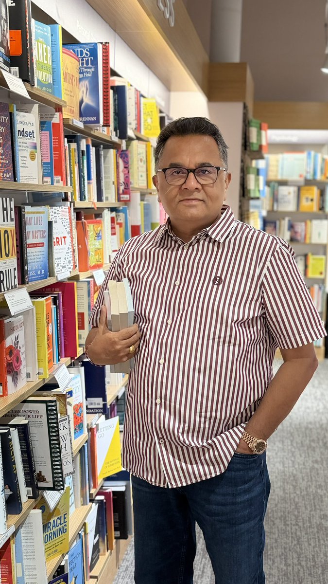 VishweshwarBhat's tweet photo. ಅಮೆರಿಕ ಎಂದರೆ ಕೇವಲ ಎತ್ತರದ ಗಗನಚುಂಬಿ ಕಟ್ಟಡಗಳಷ್ಟೇ ಅಲ್ಲ, ದಾರಿ ತಪ್ಪಿದ ಹಕ್ಕಿಯೊಂದು ಗೂಡು ಹುಡುಕುವಂತೆ ಮನಸ್ಸು ನಿರಾಳವಾಗಿ ಕುಳಿತುಕೊಳ್ಳುವ  ನಿಶ್ಯಬ್ದ ತಾಣಗಳೂ ಹೌದು.

ನಾನು ಅಮೆರಿಕದ ನೆಲಕ್ಕೆ ಕಾಲಿಟ್ಟಾಗಲೆಲ್ಲ, ನನ್ನ ಪಾದಗಳು ತಾವಾಗಿಯೇ ಒಯ್ಯುವ ಒಂದು ಜಾಗವಿದ್ದರೆ ಅದು Barnes & Noble ಪುಸ್ತಕದ ಅಂಗಡಿ. ಜನರೆಲ್ಲ ಡಿಸ್ನಿಲ್ಯಾಂಡ್‌ನ ಕೃತಕ ಬೆಳಕಿನಲ್ಲೋ ಅಥವಾ ಟೈಮ್ಸ್ ಸ್ಕ್ವೇರ್‌ನ ಗದ್ದಲದಲ್ಲೋ ಅಥವಾ ಇನ್ನೆಲ್ಲೋ ಖುಷಿ ಹುಡುಕುತ್ತಿದ್ದರೆ, ನನಗೆ ಮಾತ್ರ ಅಮೆರಿಕದ ಅತ್ಯಂತ ಆಪ್ತವಾದ ಮತ್ತು ನಿರತಿಶಯ ಆನಂದ ಕೊಡುವ ತಾಣವಾಗಿ ಕಾಣಿಸುವುದು ಈ ಪುಸ್ತಕಗಳ ಅರಮನೆ. ಅಲ್ಲಿಗೆ ಹೋಗದೆ ಮರಳುವುದೆಂದರೆ, ಮಳೆಯಲ್ಲಿ ನೆನೆಯದೇ ಛತ್ರಿ ಹಿಡಿದು ನಡೆದಂತೆ!

ಕೆಲವು ಸಲ ನಾನು ದಿನಗಟ್ಟಲೆ ಈ ಪುಸ್ತಕದ ಅಂಗಡಿಯಲ್ಲೇ ಕಳೆದುಹೋಗಿದ್ದುಂಟು. ಅಲ್ಲಿ ಸಮಯ ಕರಗುವುದು ಗಡಿಯಾರದ ಮುಳ್ಳಿನ ವೇಗದಲ್ಲಲ್ಲ, ಬದಲಿಗೆ ಪುಸ್ತಕದ ಪುಟಗಳು ಉರುಳುವ ಆಪ್ತ ನಿಧಾನಗತಿಯಲ್ಲಿ.

ಬಾರ್ನೆಸ್ ಅಂಡ್ ನೊಬಲ್ ಭಾರೀ ಗಾಜಿನ ಬಾಗಿಲು ತಳ್ಳಿ ಒಳಗೆ ಹೆಜ್ಜೆ ಇಡುತ್ತಿದ್ದಂತೆಯೇ, ಟ್ರಾಫಿಕ್‌ನ ಗಿಜಿಗಿಜಿ ಎಲ್ಲವೂ ತಟಸ್ಥವಾಗಿಬಿಡುತ್ತವೆ. ಒಳಗೆ ನಮ್ಮನ್ನು ಎದುರುಗೊಳ್ಳುವುದು ಹೊಸದಾಗಿ ಅಚ್ಚಾದ ಸಾವಿರಾರು ಪುಸ್ತಕಗಳ ಕಾಗದದ ಸಂಯುಕ್ತ ಸುವಾಸನೆ! ಅದೊಂದು ಅದೃಶ್ಯ ಆಮಂತ್ರಣ, ಅಲ್ಲಿ ಕಳೆದುಹೋಗಲು ಅಷ್ಟು ಸಾಕು. 

ಪ್ರತಿಯೊಂದು ಪುಸ್ತಕವೂ ಒಬ್ಬ ಮನುಷ್ಯನ ಮನಸ್ಸಿನ ಕಿಟಕಿ. ಇಲ್ಲಿ ಸಾವಿರಾರು ಕಿಟಕಿಗಳು ನಮಗಾಗಿ ತೆರೆದುಕೊಂಡು ಕಾಯುತ್ತಿರುತ್ತವೆ. ಇತ್ತೀಚಿನ ಬೆಸ್ಟ್ ಸೆಲ್ಲರ್‌ಗಳಿಂದ ಹಿಡಿದು ಜಗತ್ತಿನ ಯಾವುದೋ ಮೂಲೆಯ ಇತಿಹಾಸ, ವಿಮಾನಯಾನದ ರಹಸ್ಯಗಳು, ಜಪಾನಿ ಸಂಸ್ಕೃತಿಯ ಒಳನೋಟಗಳವರೆಗಿನ ಪುಸ್ತಕಗಳು ಅಚ್ಚುಕಟ್ಟಾಗಿ ಜೋಡಿಸಲ್ಪಟ್ಟಿರುತ್ತವೆ. ಆ ಪುಸ್ತಕಗಳ ಬೆನ್ನುಪಟ್ಟಿಯ (ಸ್ಪೈನ್) ಮೇಲೆ ಕಣ್ಣಾಡಿಸುತ್ತಾ ಸಾಗುವುದೇ ಒಂಥರಾ ಹಗಲುಗನಸಿನ ಪಯಣ.

ಈ ಅಂಗಡಿಯ ಅತ್ಯಂತ ಸುಂದರವಾದ ಸಂಗತಿಯೆಂದರೆ, ಇಲ್ಲಿ ‘ಕೊಳ್ಳುವವನು’ ಮತ್ತು ‘ಓದುವವನು’ ಎಂಬ ಭೇದವಿಲ್ಲ. ಕಮರ್ಷಿಯಲ್ ಜಗತ್ತಿನ ಕಟ್ಟುಪಾಡುಗಳನ್ನು ಮೀರಿ ನಿಂತ ವಿನ್ಯಾಸವಿದು. ಅಂಗಡಿಯ ಮೂಲೆ ಮೂಲೆಗಳಲ್ಲಿ, ದೊಡ್ಡ ಕಿಟಕಿಗಳ ಪಕ್ಕದಲ್ಲಿ ಆರಾಮದಾಯಕವಾದ ಸೋಫಾಗಳನ್ನು ಹಾಕಿರುತ್ತಾರೆ. ನೀವು ಯಾವುದೇ ಪುಸ್ತಕವನ್ನು ಎತ್ತಿಕೊಂಡು ಹೋಗಿ ಅಲ್ಲಿ ರಾಜನಂತೆ ಕುಳಿತು ಓದಬಹುದು. ಯಾರೂ ನಿಮ್ಮನ್ನು ಬಂದು ‘ಯಾಕೆ ಪುಸ್ತಕ ಖರೀದಿಸುತ್ತಿಲ್ಲ?’ ಎಂದು ಕೇಳುವುದಿಲ್ಲ. ಅಲ್ಲಿನ ಸಿಬ್ಬಂದಿ ಕೂಡ ನಿಮ್ಮ ಓದಿನ ಏಕಾಂತಕ್ಕೆ ಭಂಗ ತರದೇ ಮುಗುಳ್ನಕ್ಕು ಸಾಗುತ್ತಾರೆ. 

ಎಷ್ಟೋ ಮಧ್ಯಾಹ್ನಗಳು ಕೇವಲ ಒಂದು ಕಾದಂಬರಿಯ ಮೊದಲ ಮೂರು ಅಧ್ಯಾಯಗಳನ್ನು ಓದುತ್ತಾ, ಕಿಟಕಿಯಿಂದ ಹೊರಗೆ ಉದುರುವ ಎಲೆಗಳನ್ನು ನೋಡುತ್ತಾ ಕಳೆದುಹೋಗುತ್ತವೆ. ಅದು ಕೇವಲ ಸಮಯ ಕಳೆಯುವುದಲ್ಲ, ನಮ್ಮೊಳಗಿನ ಓದಿನ ತವಕವನ್ನು ಶಾಂತಗೊಳಿಸಿಕೊಳ್ಳುವುದು.

ಅಂಗಡಿಯ ಒಳಗಿರುವ ಕೆಫೆ ಇದೆಯಲ್ಲ, ಅದು ಅಕ್ಷರಶಃ ಜೀವಲೋಕದ ಒಂದು ಗುಟುಕು. ಬಿಸಿಬಿಸಿ ಕಾಫಿಯ ಕಪ್ ಹಿಡಿದು, ನೆಚ್ಚಿನ ಲೇಖಕನ ಸಾಲುಗಳನ್ನು ಓದುತ್ತಾ ಕುಳಿತುಕೊಳ್ಳುವ ಆ ಕ್ಷಣ ಇದೆಯಲ್ಲ, ಅದು ಇಡೀ ದಿನದ ಆಯಾಸವನ್ನು ಮರೆಸುವ ಧ್ಯಾನಸ್ಥ ಸ್ಥಿತಿ. 

ಅಲ್ಲಿ ನಿಮ್ಮ ಪಕ್ಕದಲ್ಲೇ ಯಾರೋ ಅಪರಿಚಿತ ವೃದ್ಧರೊಬ್ಬರು ದಪ್ಪನೆಯ ಇತಿಹಾಸದ ಪುಸ್ತಕ ಓದುತ್ತಿರುತ್ತಾರೆ, ಮಗದೊಂದು ಮೂಲೆಯಲ್ಲಿ ಹದಿಹರೆಯದ ಹುಡುಗಿಯೊಬ್ಬಳು ಕಾವ್ಯದ ಪುಟಗಳಲ್ಲಿ ಮುಳುಗಿರುತ್ತಾಳೆ. ನಾವ್ಯಾರೂ ಒಬ್ಬರಿಗೊಬ್ಬರು ಪರಿಚಿತರಲ್ಲ, ಆದರೂ ನಾವೆಲ್ಲರೂ ‘ಅಕ್ಷರ’ ಎಂಬ ಒಂದೇ ನೂಲಿನಿಂದ ಬಂಧಿಸಲ್ಪಟ್ಟ ಒಂಟಿ ಜೀವಿಗಳು. ಈ ಮೌನ ಸಂವಹನವಿದೆಯಲ್ಲ, ಅದು ಒಂದು ಪುಸ್ತಕ ಓದಿನ ಸಾವಿಗೆ ಸಮಾನ. 

ಇಂದಿನ ಡಿಜಿಟಲ್ ಕಾಲದಲ್ಲಿ ಕಿಂಡಲ್ ಅಥವಾ ಆಡಿಯೋ ಬುಕ್ಸ್‌ಗಳು ಜಗತ್ತನ್ನು ಆವರಿಸಿರಬಹುದು. ಆದರೆ ಬಾರ್ನೆಸ್ ಅಂಡ್ ನೊಬಲ್ ಇಂದಿಗೂ ಮುಟ್ಟಿ ಆಸ್ವಾದಿಸುವ ಕಾಗದದ ಸಂಸ್ಕೃತಿಯನ್ನು ಹೆಮ್ಮೆಯಿಂದ ಉಳಿಸಿಕೊಂಡಿದೆ.

ವಿಶೇಷವಾಗಿ ಇಲ್ಲಿ ಸಿಗುವ ಹಾರ್ಡ್‌ಬೌಂಡ್ ಪುಸ್ತಕಗಳು, ಕ್ಲಾಸಿಕ್ ಸಾಹಿತ್ಯದ ವಿಶೇಷ ಆವೃತ್ತಿಗಳು ಕಣ್ಣಿಗೆ ಬಿದ್ದರೆ ಕೈಗಳು ತಾವಾಗಿಯೇ ಜೇಬಿನತ್ತ ಸಾಗುತ್ತವೆ. ಪುಸ್ತಕದ ಪುಟಗಳನ್ನು ಮಡಚದೇ, ಅದಕ್ಕೊಂದು ಸುಂದರವಾದ ಬುಕ್‌ಮಾರ್ಕ್ ಇಟ್ಟು, ಅದನ್ನೊಂದು ಪರಂಪರೆಯ ಆಸ್ತಿಯಂತೆ ಕಾಯ್ದುಕೊಳ್ಳುವ ಹವ್ಯಾಸವಿರುವವರಿಗೆ ಇದೊಂದು ಹೇಳಿಮಾಡಿಸಿದ ತಾಣ.

ನನಗೆ ವೈಯಕ್ತಿಕವಾಗಿ ಇಲ್ಲಿನ ಪ್ರವಾಸ ಕಥನಗಳ ಮತ್ತು ನಕ್ಷೆಗಳ ವಿಭಾಗವೆಂದರೆ ಪಂಚಪ್ರಾಣ. ಜಗತ್ತಿನ ನಾನಾ ದೇಶಗಳ ಗಲ್ಲಿ-ಗಲ್ಲಿಗಳ ವಿವರಗಳುಳ್ಳ ಕಾಫಿ ಟೇಬಲ್ ಪುಸ್ತಕಗಳನ್ನು ಮಡಿಲಲ್ಲಿಟ್ಟುಕೊಂಡು ಪುಟ ತಿರುಗಿಸುತ್ತಿದ್ದರೆ, ನಾವೇ ಆ ಭೂಭಾಗದಲ್ಲಿ ನಡೆದಾಡುತ್ತಿರುವ ಭ್ರಮೆ. ಭೂತಾನ್‌ನ ಶಾಂತ ಕಣಿವೆಗಳು, ದಕ್ಷಿಣ ಆಫ್ರಿಕಾದ ವನ್ಯಲೋಕ ಅಥವಾ ಒಮಾನ್‌ನ ಮರಳುಗಾಡು ಎಲ್ಲವೂ ಆ ಕಾಗದದ ಮೇಲೆ ಜೀವ ತಳೆದು ನಿಲ್ಲುತ್ತವೆ.

ಕೈಯಲ್ಲಿ ಒಂದಿಷ್ಟು ಆಯ್ದ ಪುಸ್ತಕಗಳ ಚೀಲ ಹಿಡಿದು ಹೊರಬರುವಾಗ ಹೆಂಗಸರಿಗೆ ಕೃಷ್ಣಯ್ಯ ಚೆಟ್ಟಿ ಒಡವೆ ಅಂಗಡಿಯಿಂದ ಬರುವ ಪುಳಕ! 

ಅಮೆರಿಕದ ಜಗಮಗಿಸುವ ಮಾಲ್‌ಗಳ ನಡುವೆ ಈ ಪುಸ್ತಕದ ಅಂಗಡಿ ಒಬ್ಬ ಓದುಗನಿಗೆ ಅಕ್ಷರ ದಿಕ್ಸೂಚಿ. ಅದು ಕಳೆದುಹೋದ ನಮ್ಮನ್ನು ನಾವೇ ಹುಡುಕಿಕೊಳ್ಳುವ, ಅಕ್ಷರಗಳ ಬೆಳಕಿನಲ್ಲಿ ನಮ್ಮ ಆಂತರ್ಯವನ್ನು ತಂಪಾಗಿಸಿಕೊಳ್ಳುವ ಒಂದು ಅದ್ಭುತ ಲೋಕ. 

ಅಮೆರಿಕಕ್ಕೆ ಬಂದಾಗ ಅಲ್ಲಿಗೆ ಹೋಗದಿದ್ದರೆ, ನನ್ನ ಪಾಲಿಗೆ ಪ್ರವಾಸವೇ ಅಪೂರ್ಣ!