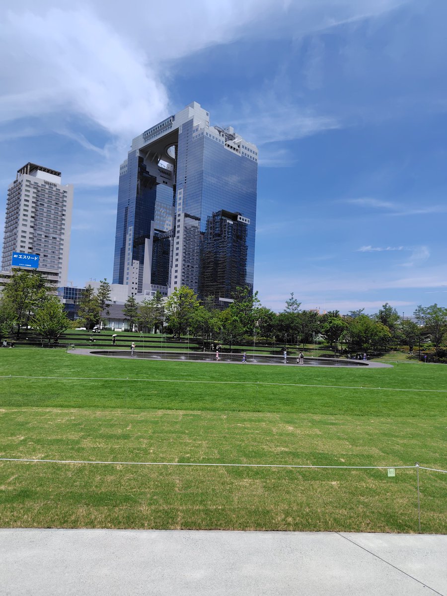 naramasato4's tweet photo. ちょっと梅北公園に来てみました、JR大阪駅の横に緑の公園 https://t.co/p5PrimEvfw
