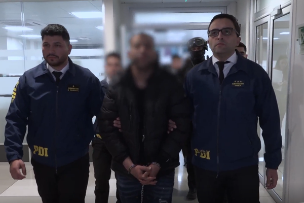 chicureohoy's tweet photo. Extraditan a Chile a integrante del Tren de Aragua investigado por el crimen del teniente Emmanuel Sánchez.
El ciudadano venezolano permanecía detenido en Colombia desde abril de 2024.
https://t.co/ANOIMzy1hn https://t.co/t0UasKG9jM