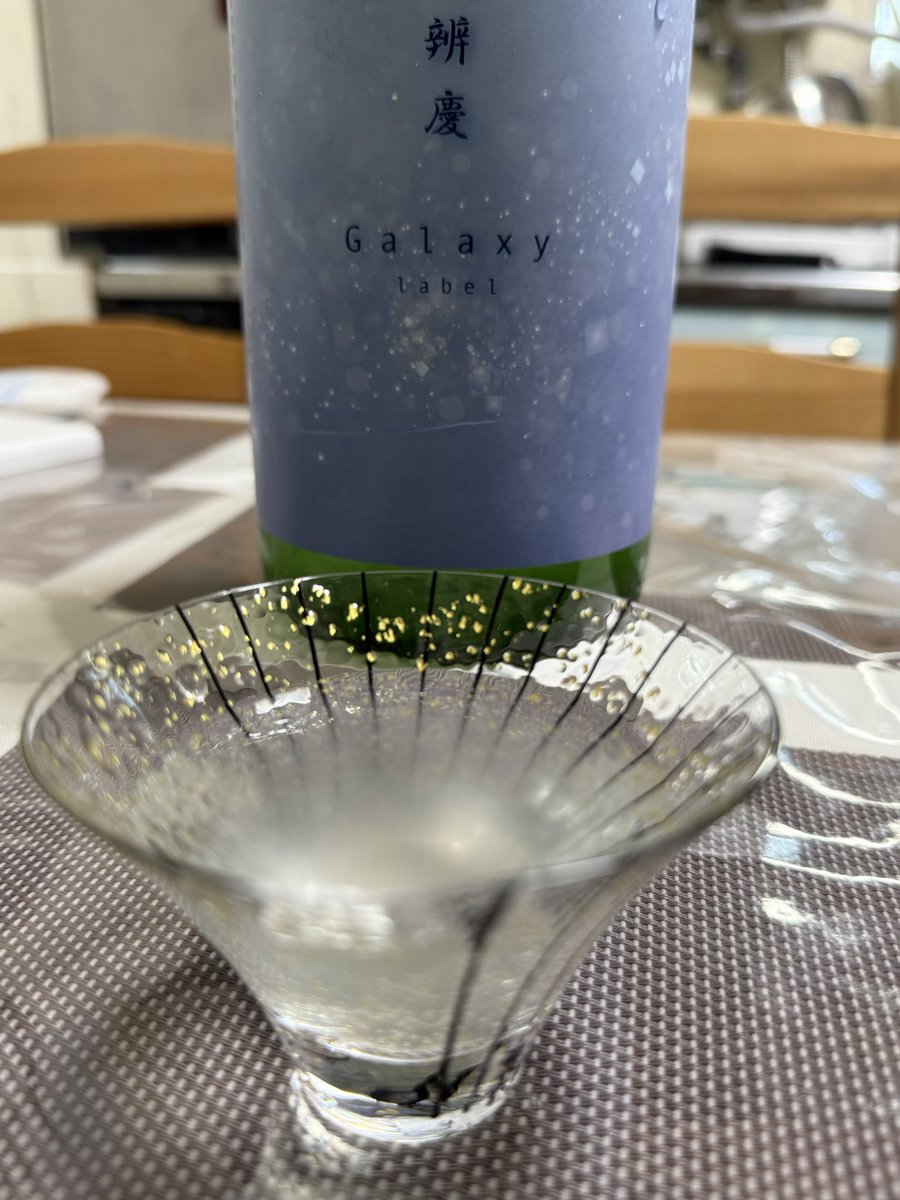 mak2369's tweet photo. 毎年予約するお酒の内の一つ。
本日発売、富久錦の純青　辨慶　Galaxy label。

早速、頂きました。

生酒、おりがらみで、開栓時は炭酸ガスでパンっと音を立てて蓋が飛びました。

若干��ガスと酸味を含んでます。
キリッと冷やして呑む。
今の時期にぴったりのお酒だと思います。 https://t.co/jTf4Fot3fO