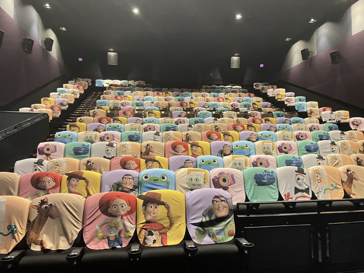 txxk1210's tweet photo. 映画のチケット高いと思ったら椅子すごくて草 https://t.co/D30BZXRKis