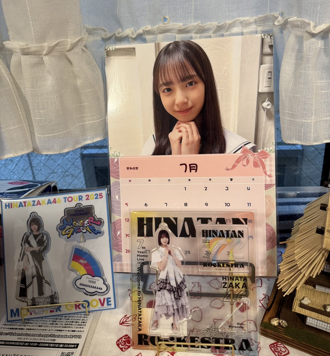 cherry_geshi's tweet photo. 「7月になったな」とダンナは推し棚その2のカレンダーを差し替える…今月は幼りなしかぁ〜♡
＃日向坂46
＃おひさまと繋がりたい
＃りなし推し https://t.co/wgNOfGgfYu