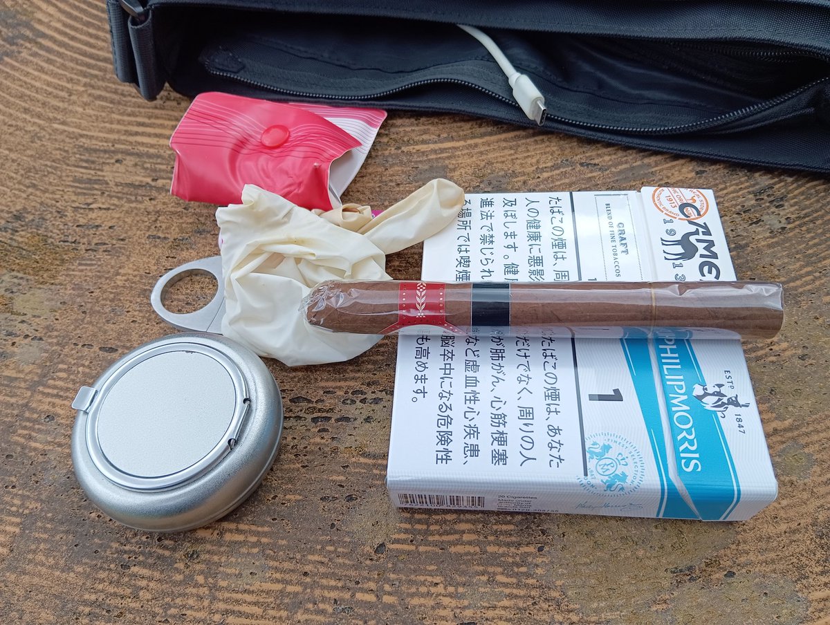 focus_vrc's tweet photo. 公園葉巻🏞️🚬
と
ペプシコーラ生🌟
ゼロサイダートリプル🥤 https://t.co/Y7uEp1bLii