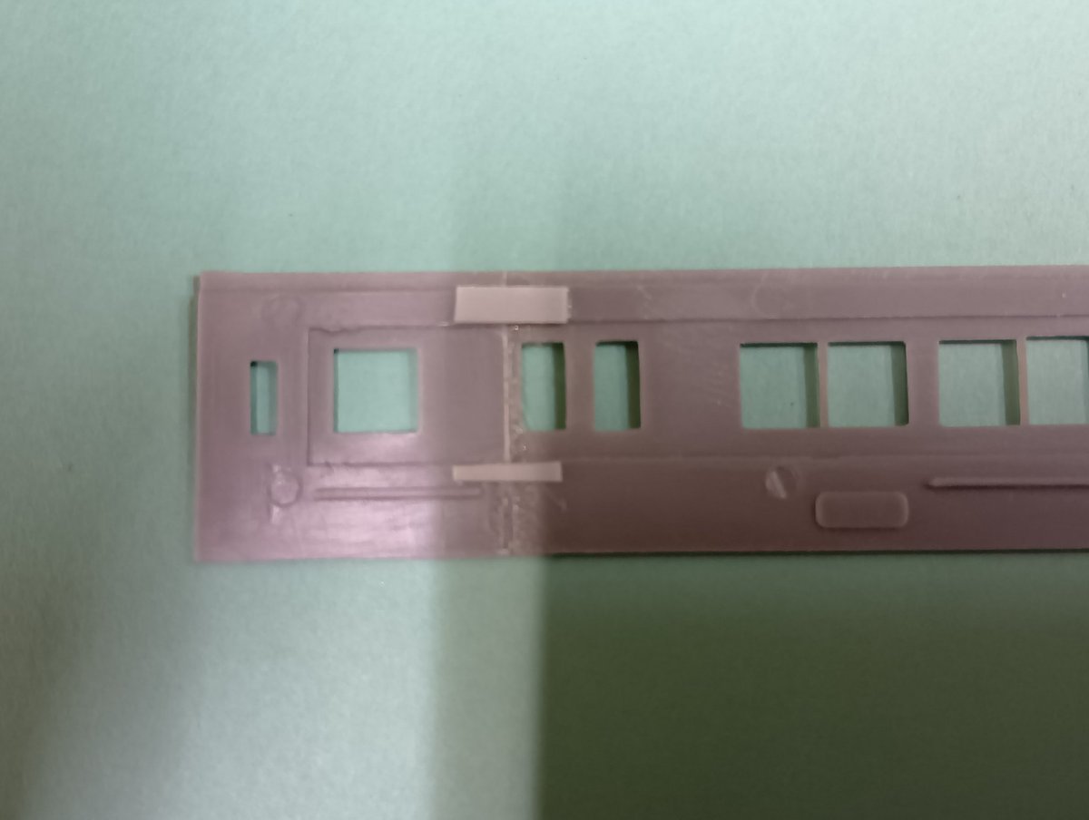gmtakebe's tweet photo. 先頭車にします。
　この場合は切り継ぐほうが良いですね。部品は写真のように余分に切り出して慎重に削って合わせます。この時厚みのある直線(今回はスコヤ)で水平を出します。裏に補強を入れ、継目はサーフェイサーで埋め、磨いてあります。(今回は上に隙間があいたのでプラバンでうめました。) https://t.co/7MuzNWwOzJ