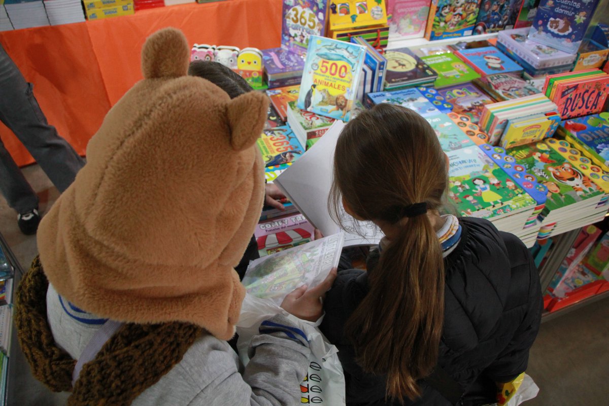 marcerodio's tweet photo. 📚✨ ¡Comenzó la 16ª Feria Infantil del Libro de Córdoba!

Hasta el 19 de julio, el Centro Cultural Córdoba se llena de historias, imaginación y propuestas para disfrutar en familia. Con entrada libre y gratuita, la feria invita a niñas, niños y adolescentes a vivir unas vacaciones de invierno rodeadas de libros, juegos y creatividad.

Bajo el lema "Busca el libro que te busca", el público podrá recorrer 21 stands de librerías y editoriales de Córdoba y de distintos puntos del país, además de participar de encuentros con autores, ilustradores y artistas, junto a una amplia programación cultural.

📍Centro Cultural Córdoba (Av. Poeta Lugones 401). Abierta de lunes a sábado, de 14 a 20 h, y domingos de 11 a 20 h.

¡Te esperamos para descubrir nuevas historias!

#CórdobaEsCultura #HacerParaCrecer