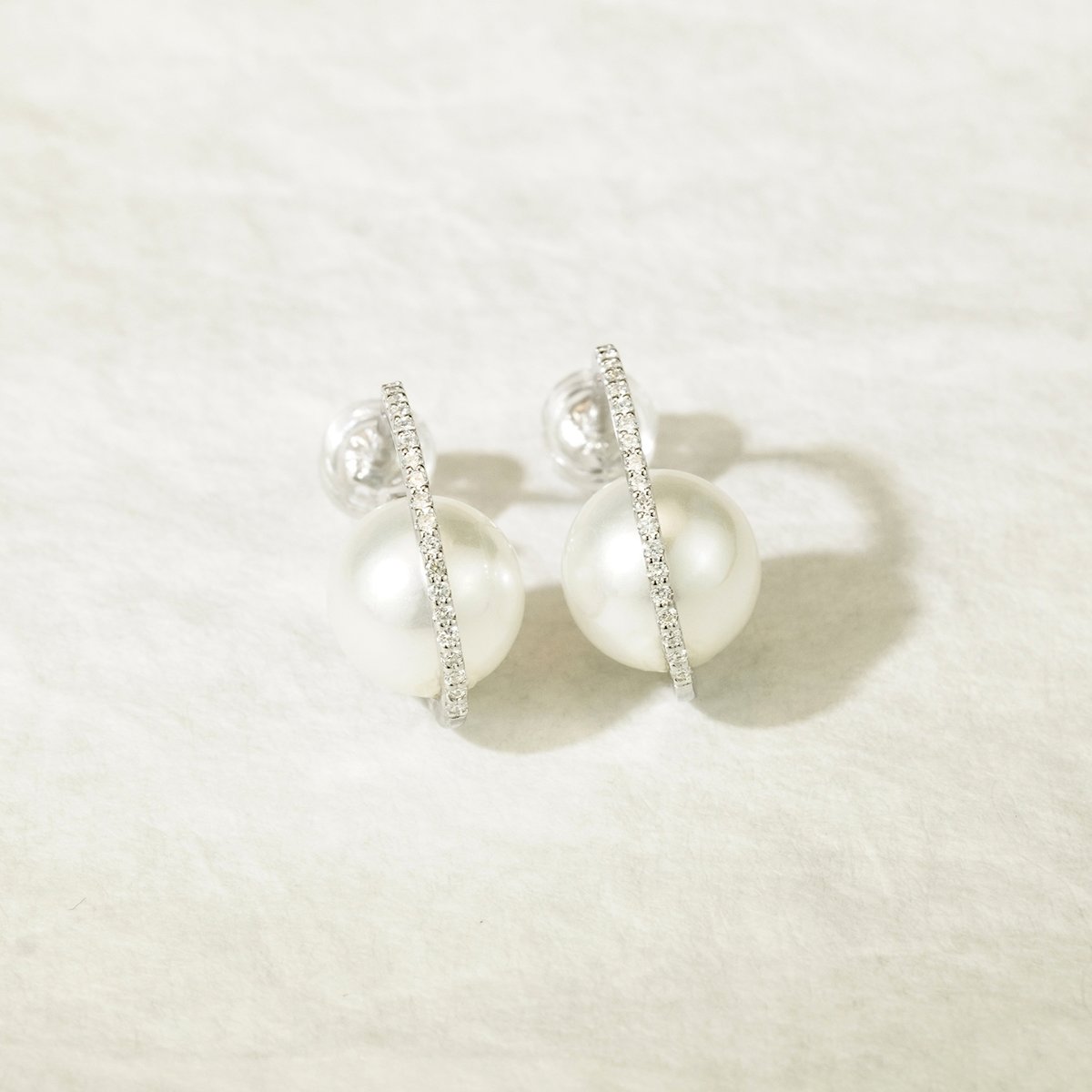 love_rings's tweet photo. パールカーブラインピアス J-E260309

柔らかな丸みを帯びたパールを包み込むように、繊細なストーンを連ねたカーブラインが寄り添うデザインのピアス。
なめらかな弧を描くラインが、優雅な動きを感じさせながら耳元に立体感を生み出します。
前面にはきらめくライン、内側にはパールが配置され、異なる質感のコントラストが印象的な仕上がり。シンプルながらも奥行きのある構造により、見る角度によって表情が変わる魅力を持っています。
控えめなサイズ感でありながら、曲線と輝きが調和した上品なデザイン。日常使いからフォーマルな装いまで幅広く馴染み、やさしく洗練された印象を添えるピアスです。

仕様
モチーフサイズ：幅12.6ｍｍ、長さ16.8ｍｍ

https://t.co/vMxmTchzsH

#オーダーメイドジュエリー武田
#シェルパール
#ビアス