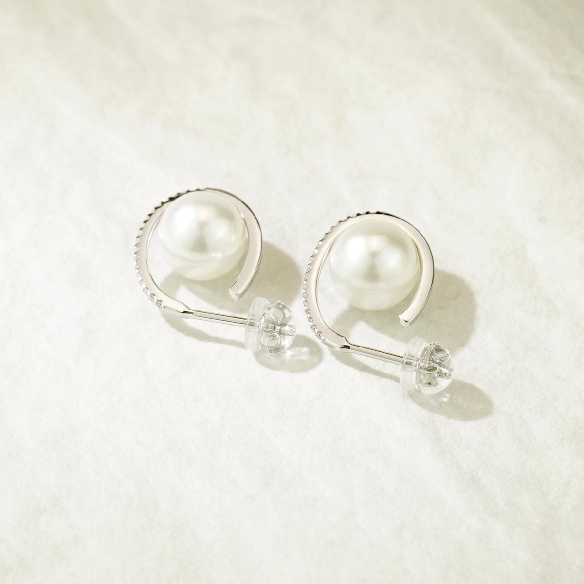 love_rings's tweet photo. パールカーブラインピアス J-E260309

柔らかな丸みを帯びたパールを包み込むように、繊細なストーンを連ねたカーブラインが寄り添うデザインのピアス。
なめらかな弧を描くラインが、優雅な動きを感じさせながら耳元に立体感を生み出します。
前面にはきらめくライン、内側にはパールが配置され、異なる質感のコントラストが印象的な仕上がり。シンプルながらも奥行きのある構造により、見る角度によって表情が変わる魅力を持っています。
控えめなサイズ感でありながら、曲線と輝きが調和した上品なデザイン。日常使いからフォーマルな装いまで幅広く馴染み、やさしく洗練された印象を添えるピアスです。

仕様
モチーフサイズ：幅12.6ｍｍ、長さ16.8ｍｍ

https://t.co/vMxmTchzsH

#オーダーメイドジュエリー武田
#シェルパール
#ビアス