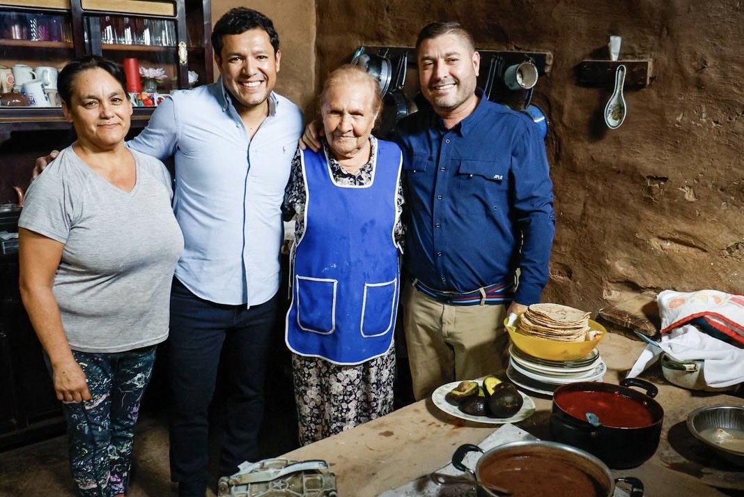 YeralBonillaV's tweet photo. ¡El trabajo continúa todos los días! ✅🙌

A través de la Secretaría de Bienestar y Desarrollo Sustentable a llevamos apoyos y atención a las familias de la zona rural de Badiraguato, en coordinación con el Gobierno Municipal.

Seguimos recorriendo las comunidades, escuchando de cerca a nuestra gente y trabajando para mejorar su bienestar. Ese es y seguirá siendo nuestro compromiso con las familias sinaloenses 🤝👏.