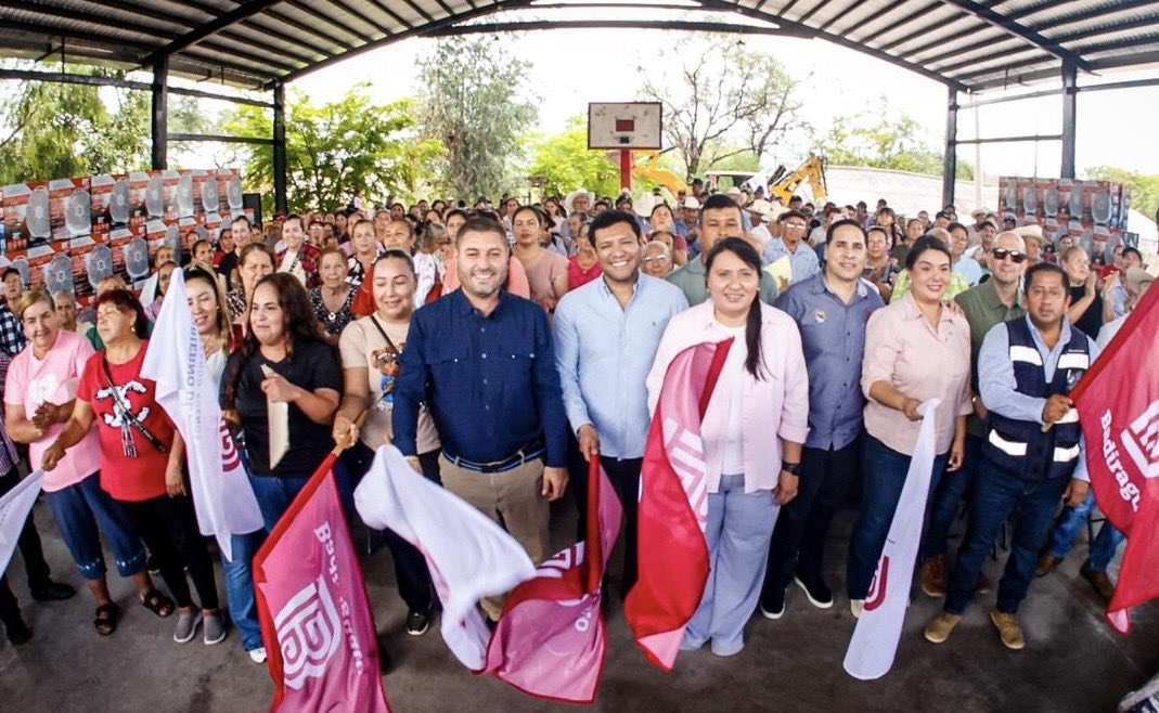 YeralBonillaV's tweet photo. ¡El trabajo continúa todos los días! ✅🙌

A través de la Secretaría de Bienestar y Desarrollo Sustentable a llevamos apoyos y atención a las familias de la zona rural de Badiraguato, en coordinación con el Gobierno Municipal.

Seguimos recorriendo las comunidades, escuchando de cerca a nuestra gente y trabajando para mejorar su bienestar. Ese es y seguirá siendo nuestro compromiso con las familias sinaloenses 🤝👏.
