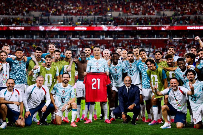 liberta___depre's tweet photo. Após a vitória sobre a Croácia, os jogadores de Portugal homenagearam Diogo Jota.

Jogadores posaram com a camisa 21, usada pelo atacante, após a vitória sobre os croatas.

📷Seleção Portuguesa https://t.co/HOEVPaDH28