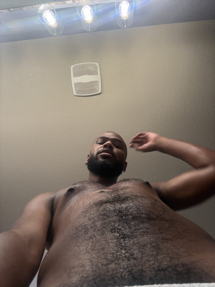 _thedon_24_'s tweet photo. 1, 2, 3 #pose #shirtless #hairy https://t.co/PATo77ksib