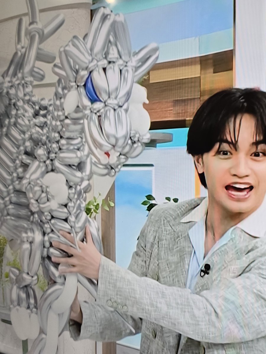 s0Cu6gx3de24RjE's tweet photo. @BalloonSyan ケンティ-も ビックリのサプライズ🎉 ブルードラゴン🐲 #中島健人 #Syan #ひるおび https://t.co/sBu6sLaJxw