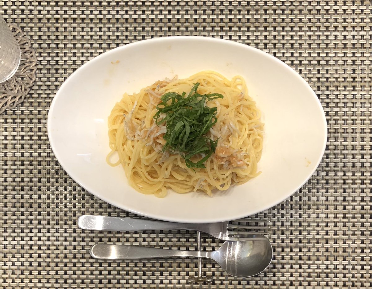 m562212's tweet photo. 昼のパパごはん😋

バター香る 
和風しらす明太子パスタ
クラシルより
#おうちごはん https://t.co/i7ZZnedDox