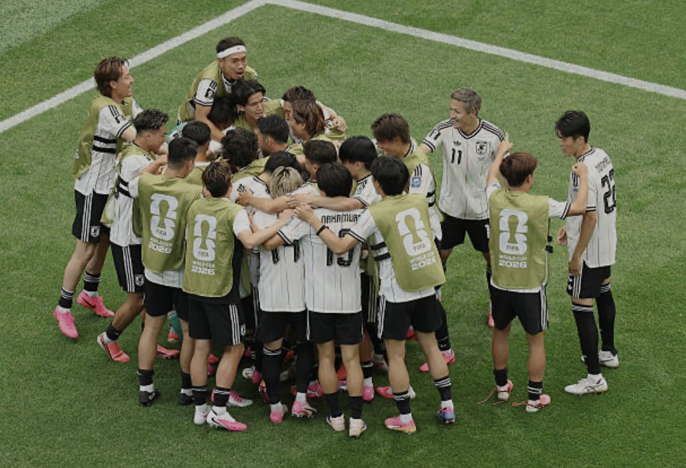 michirin's tweet photo. 佐野のゴールで歓喜する選手達の中でのタケとトミ凄いなぁ
https://t.co/uJ5jphnfww https://t.co/JfATdAAx2t