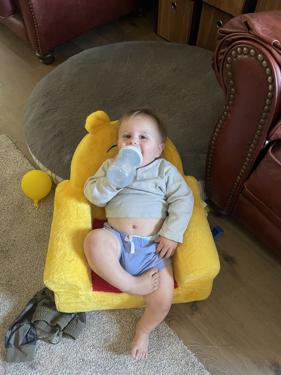 iceice_matty's tweet photo. Lounging and laughing. https://t.co/Y9H4QGozDZ