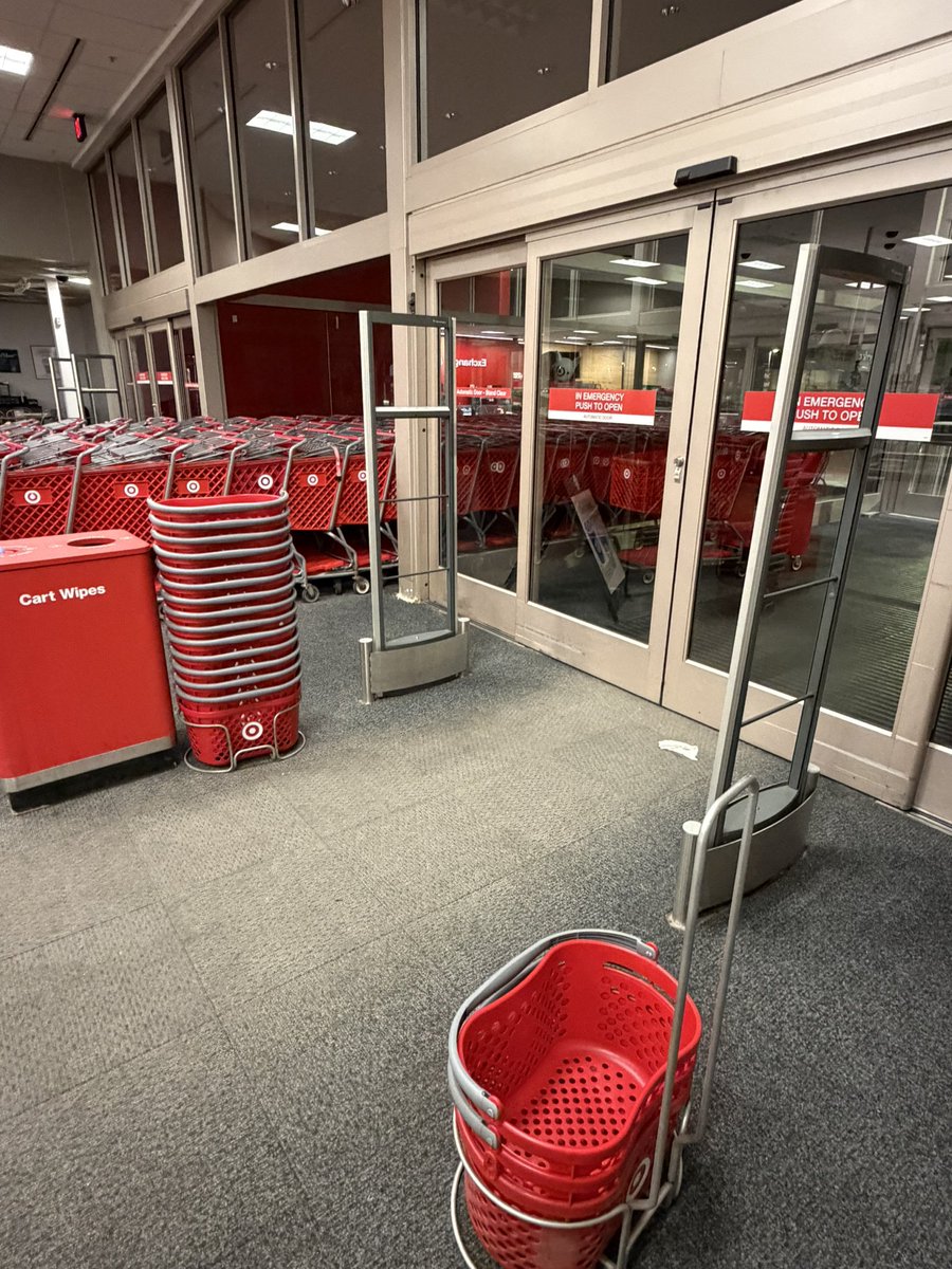Vulturbearer's tweet photo. // roleplaying at working while I wait for all my team members to leave like a normal person. #ONEHOURLEFT https://t.co/ZjSfF3JR7r