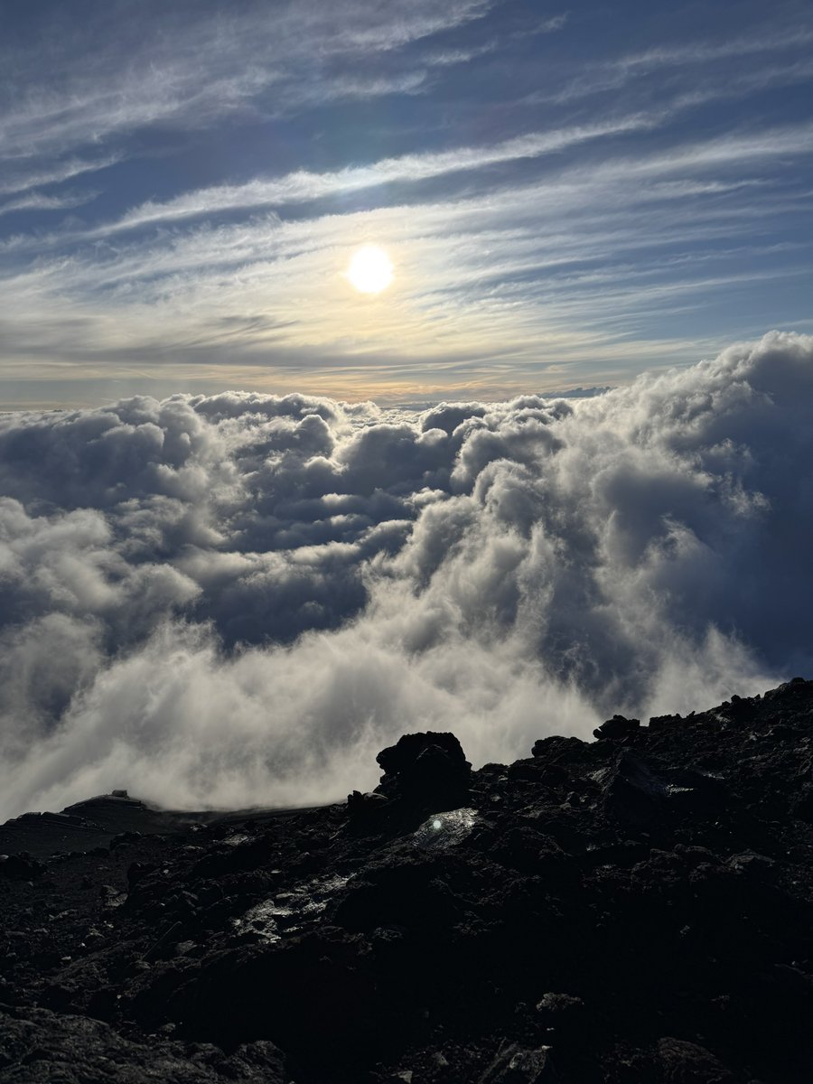 risu_tee's tweet photo. 富士山登りましたよ🥺🥺🥺🥺
天気は地獄でしたが、ご来光見れて大満足☺️☺️☺️ https://t.co/hfXZgg4bNE