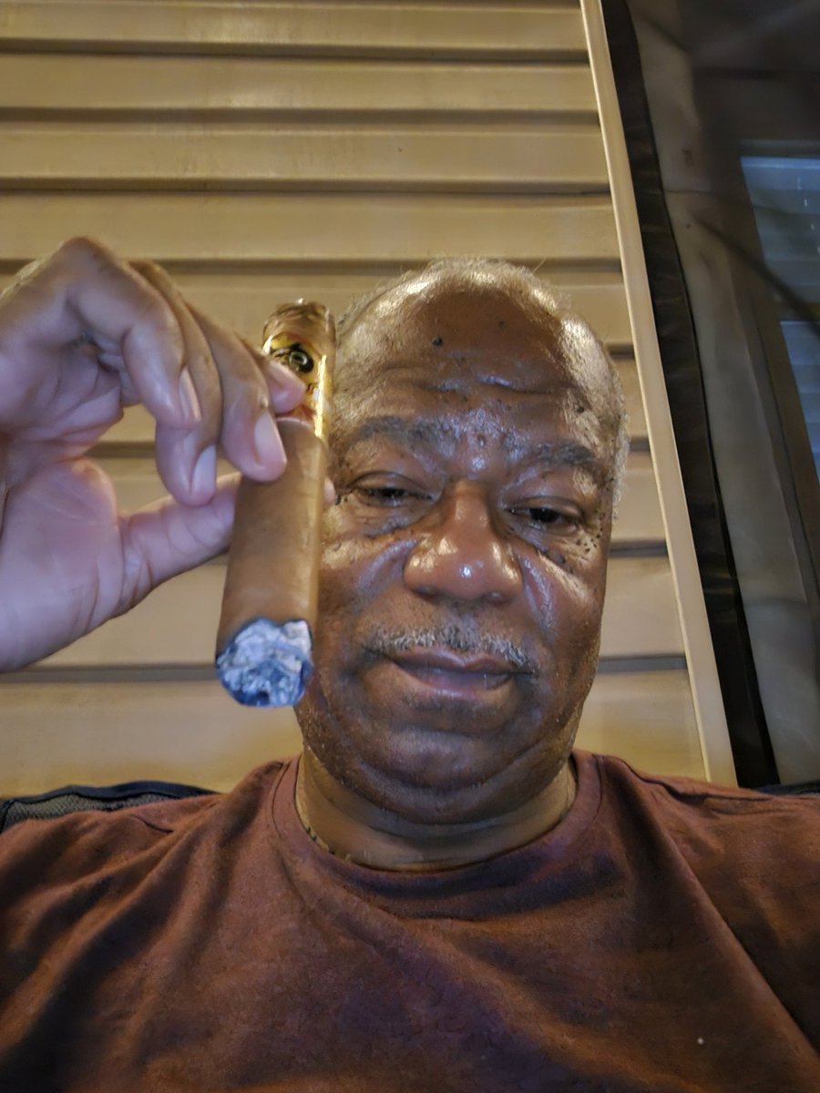 donmrav2's tweet photo. Night time smoke.. while it's cool out. https://t.co/VeZ2rEjiOK