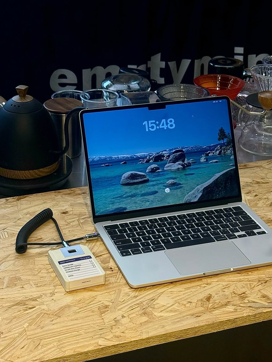 TROZK_US's tweet photo. Low battery moment?
This little floppy has your back.

#trozk #powerbank #retro #desksetup #gadget_rh https://t.co/WS2eDTshPe