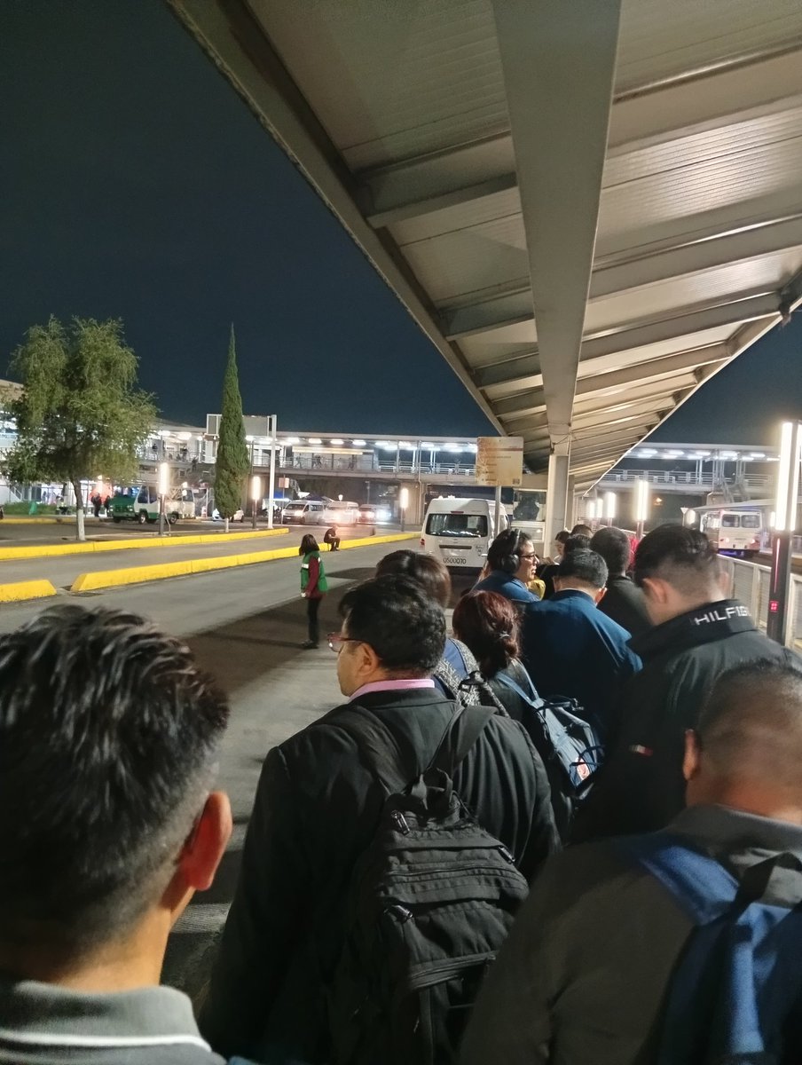 6lX60D's tweet photo. Lo que causa sobrecupo y esperas excesivas para los usuarios. ¿Podrían realizar una inspección en el paradero de Tláhuac? Gracias. https://t.co/elRfrvoS2K