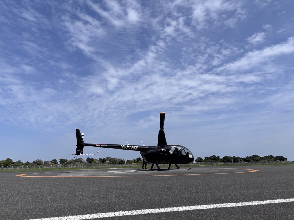 nihonflight's tweet photo. 🚁スクール説明会開催のおしらせ

◆7月12日(日)・8月1日(土)・16日(日)
◆時間：13:00～16:00 
◆場所：東京都江東区新木場4-7-44東京へリポート  
　　　　日本フライトセーフティ株式会社     

お申込み＞＞https://t.co/2GWSnBv7JU 

#ヘリコプターライセンス
#パイロット 
#ヘリコプター免許費用 https://t.co/U5iwiRSzWO