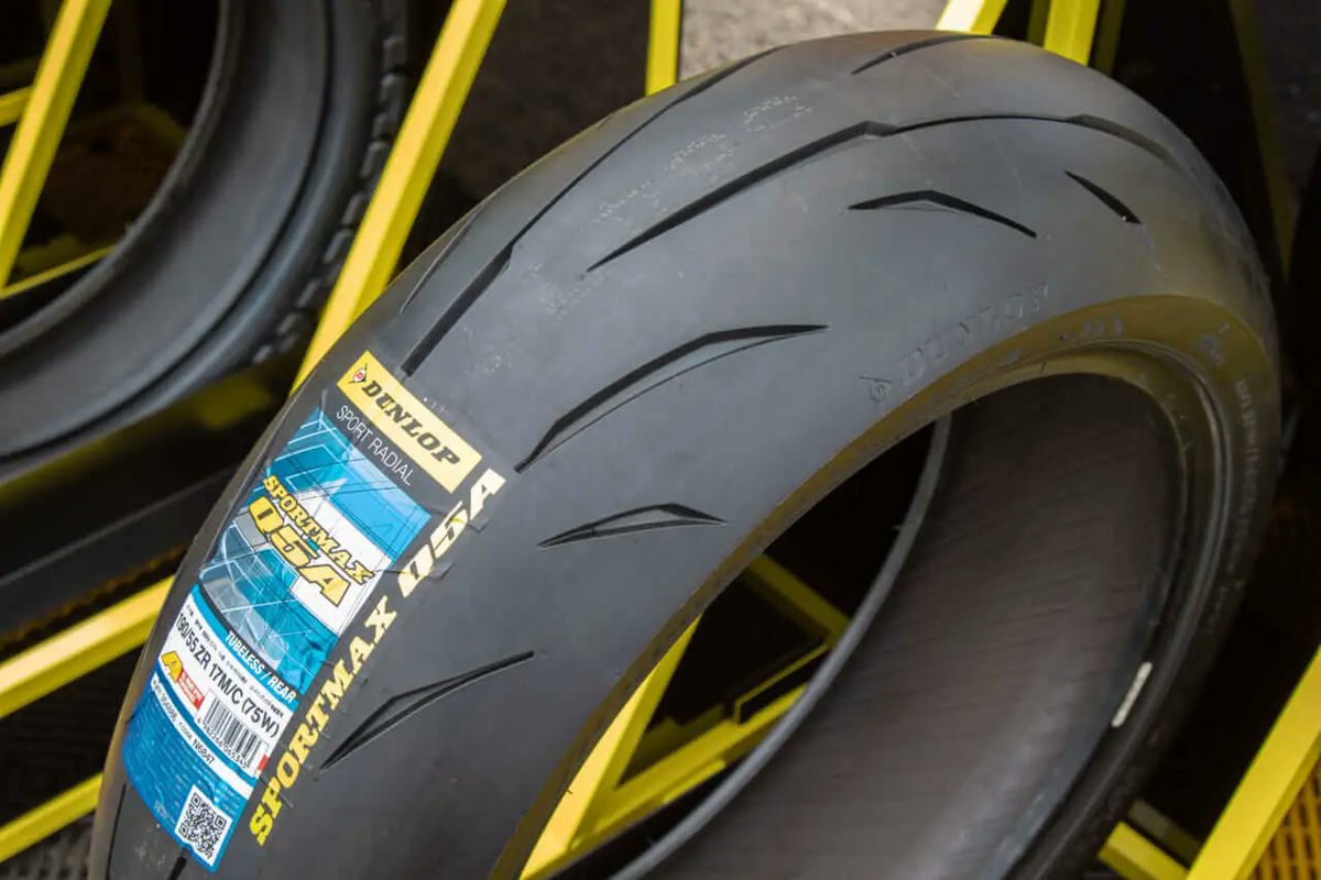 youngmachine_x's tweet photo. 【 トップライダーは、このタイヤをどう評価した？ 】

タイヤ選びでは、スペックだけでは分からない「乗り味」も気になるポイント。

元MotoGPライダー・高橋裕紀さんが、ダンロップの人気タイヤを実際に走らせ、そのフィーリングやハンドリング、グリップ性能をインプレッション。
ライダーだからこそ感じ取れる視点で、それぞれの特徴を語っています。

タイヤ選びで迷っている方はもちろん、愛車に合った一本を探している方も、ぜひチェックしてみてください。

詳細はこちら👇[PR]
https://t.co/dtTICO9We6

📌 @TyresDunlop 

#ダンロップ #タイヤ