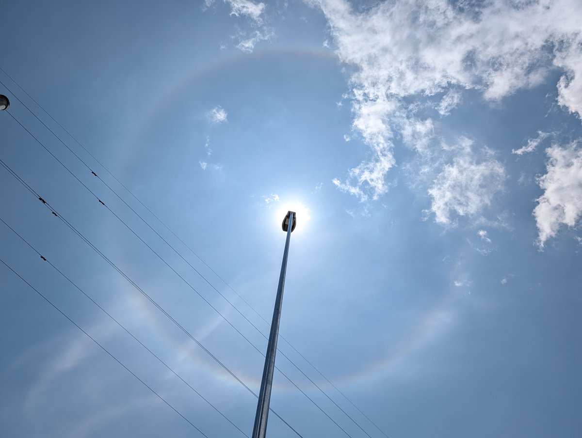 sky_kihs's tweet photo. 札幌では頭上に鮮やかな虹色が見えています。外接ハロですかね #イマソラ #halo_ip https://t.co/qdfZxQ6rv0