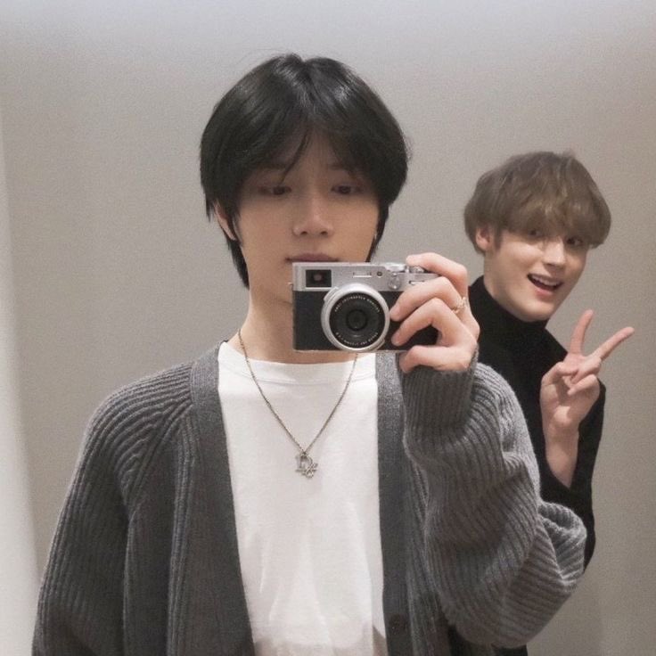 yeonbingsu's tweet photo. BMKI7 | #0x1_threadfest 

au where kvi has an account for posting about how in love he is with his friend bg. he doesn’t know bg found the account or that he knows it’s kvi behind it. https://t.co/ciDHtcCFgd