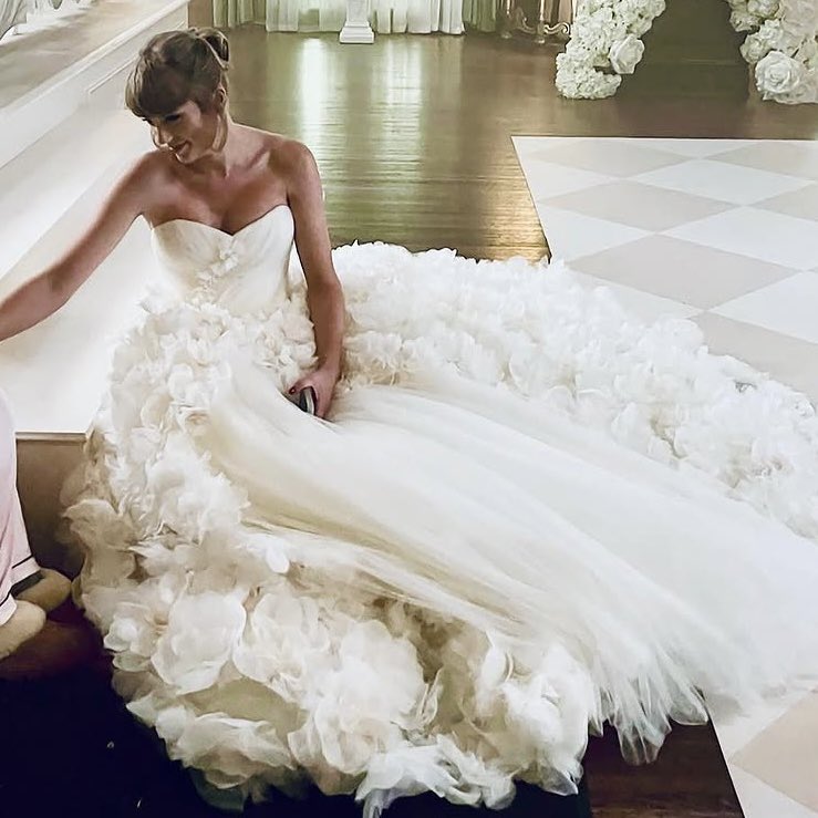 Taylors_Archive's tweet photo. Taylor Swift in a wedding dress https://t.co/1uMlYcFaEH