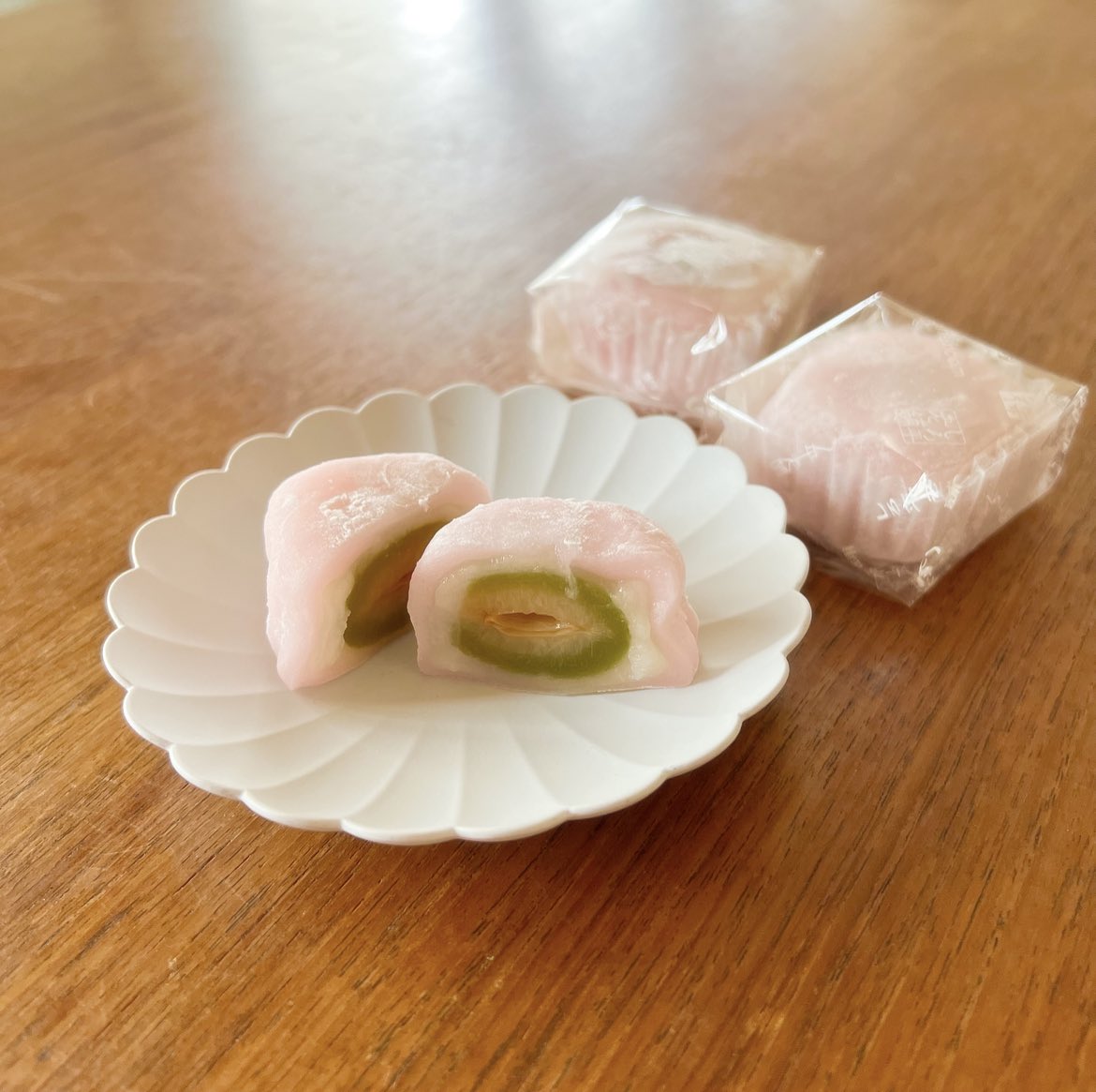 mimori_yusa's tweet photo. “しろ平老舗”岩佐さんの銀座松屋“銀座スイート”ポップアップへ。
数年前に和菓子のトークイベントでご一緒してからのご縁。
楽しかった時間が今も続いているよう。今日もお会いできてうれしいひと時。
“豆しる”
“小桃大福”
“上生菓子”
しろ平さんのお菓子でイップクタイムするしあわせ✨

#しろ平老舗 https://t.co/LZl6MBLarq