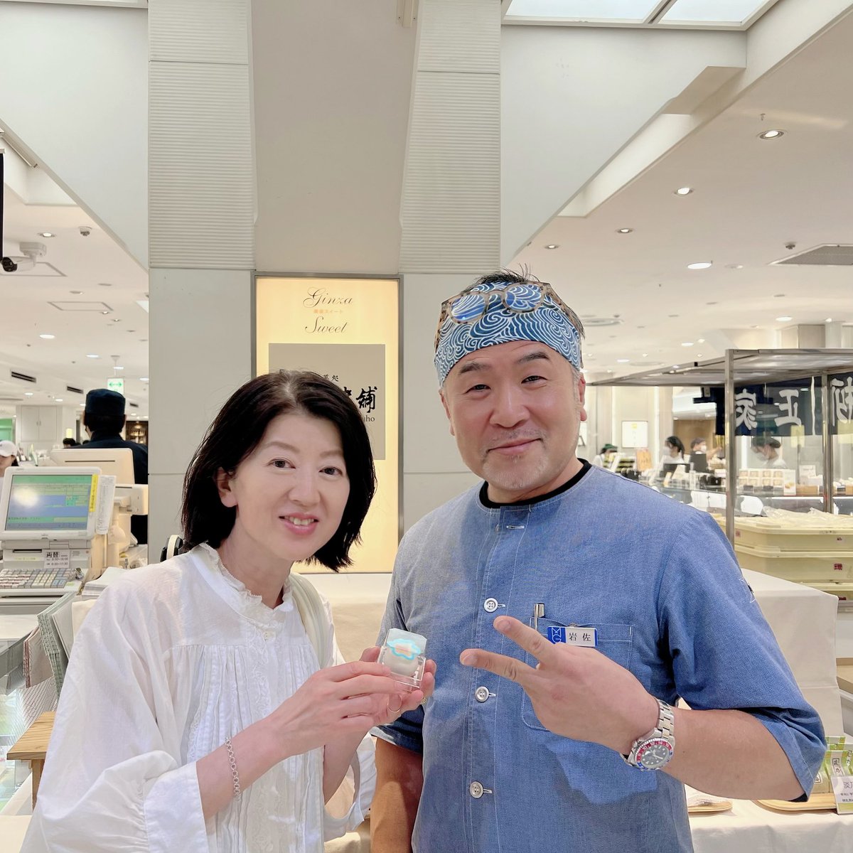 mimori_yusa's tweet photo. “しろ平老舗”岩佐さんの銀座松屋“銀座スイート”ポップアップへ。
数年前に和菓子のトークイベントでご一緒してからのご縁。
楽しかった時間が今も続いているよう。今日もお会いできてうれしいひと時。
“豆しる”
“小桃大福”
“上生菓子”
しろ平さんのお菓子でイップクタイムするしあわせ✨

#しろ平老舗 https://t.co/LZl6MBLarq