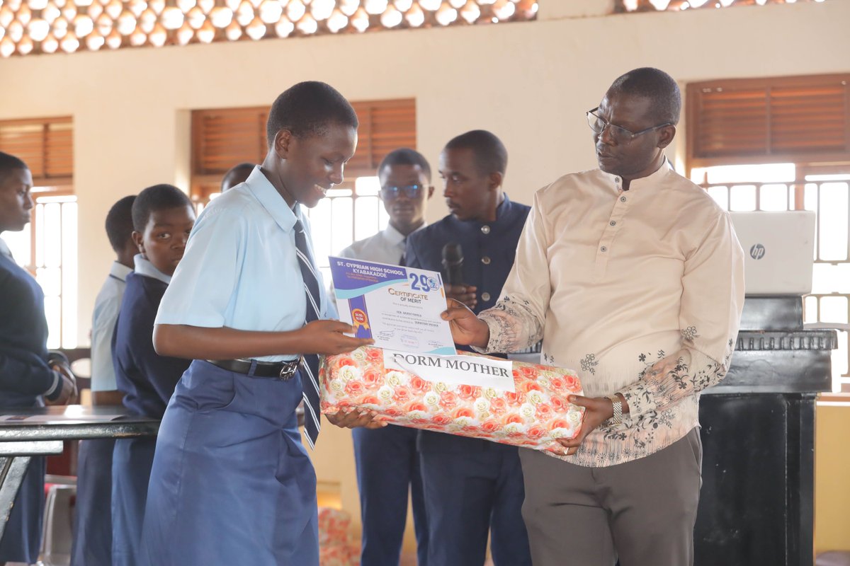 Stcyprian_H_S's tweet photo. These prefects were honored with gifts of appreciation at St Cyprian High School, thank you for your leadership and service! #StCyprian #Leadership https://t.co/KTqQxGGLe6