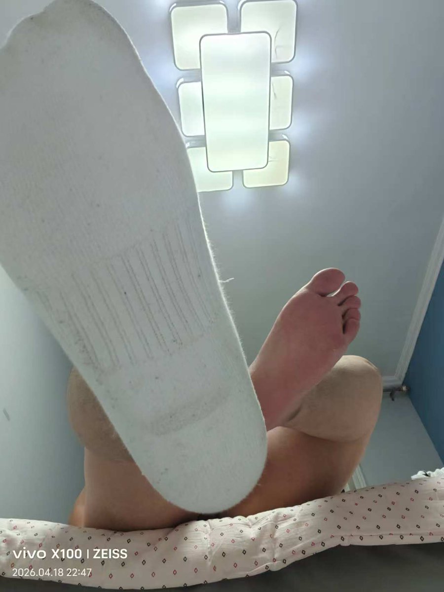 yuehua98's tweet photo. 有没有骚畜生喜欢光脚，踩在你的狗脸上，把你的呼吸也限制住让你只能闻到你爹的味道 https://t.co/mJj05obqiX