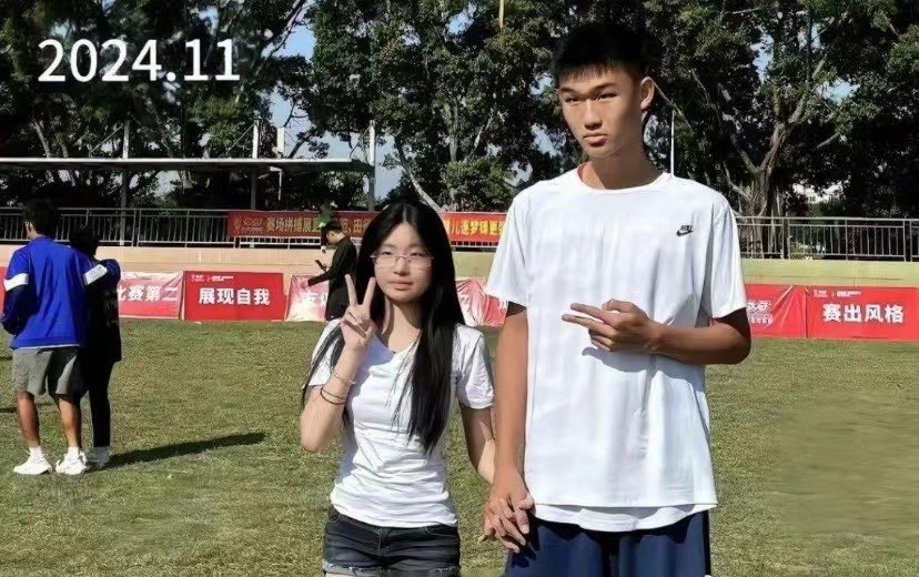Acccokj's tweet photo. 两人从高中走到大学， 女朋友渐渐变成了我高攀不起的样子…… 现在随便一站就是女���星级别！ 谁懂这种又骄傲又自卑的复杂心情😂 https://t.co/I8ahIA9Q16