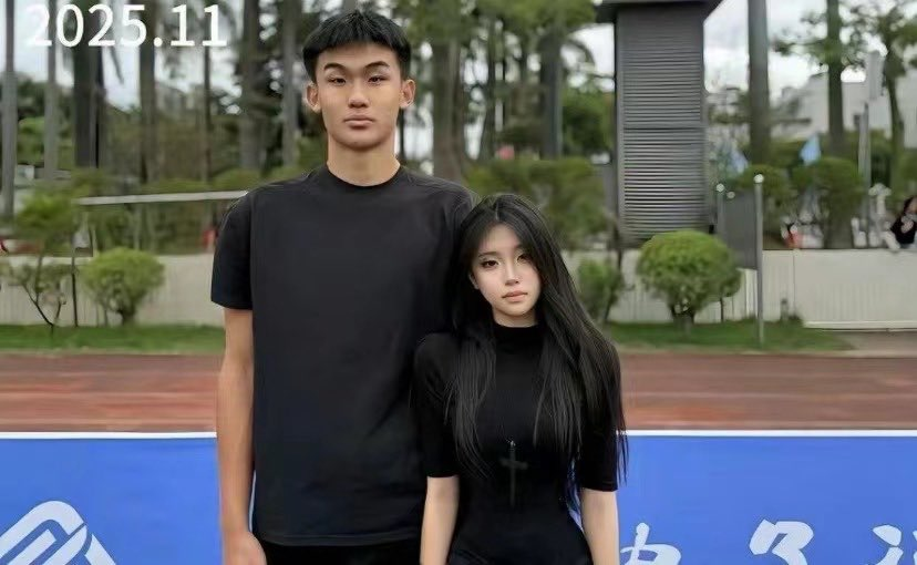 Acccokj's tweet photo. 两人从高中走到大学， 女朋友渐渐变成了我高攀不起的样子…… 现在随便一站就是女���星级别！ 谁懂这种又骄傲又自卑的复杂心情😂 https://t.co/I8ahIA9Q16