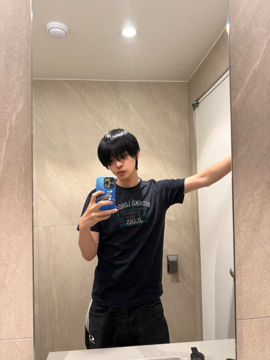 zzwoner's tweet photo. leo one arm leaning against the wall mirror selca genre >>> https://t.co/2qoqc74NUT