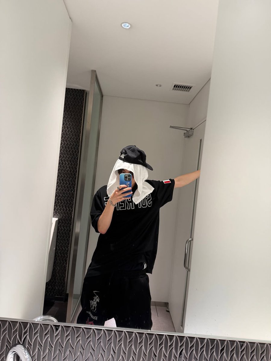 zzwoner's tweet photo. leo one arm leaning against the wall mirror selca genre >>> https://t.co/2qoqc74NUT