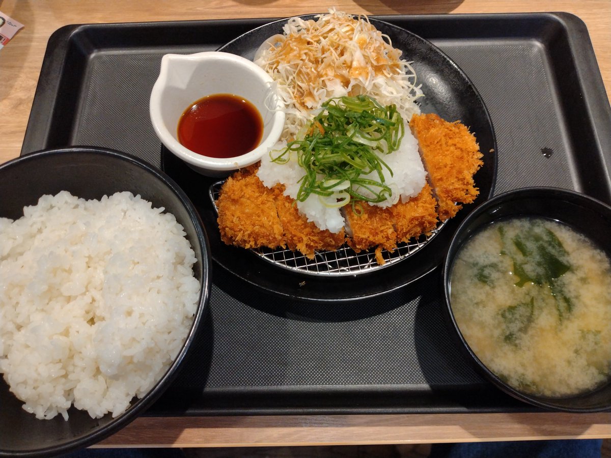 R26_787B's tweet photo. Le quatorze juillet 🇫🇷
まだ7月14日ではありませんが
本日、最終回をむかえました
天皇の料理番👨‍🍳
その１シーンに感化されて
松のやでとんかつ食べて来ました
劇中では洋食屋のカツレツであり
ましてや鬼おろしなんて…
朝から揚げっぽいもんでね🥸☝️ https://t.co/BKe8XQijAs