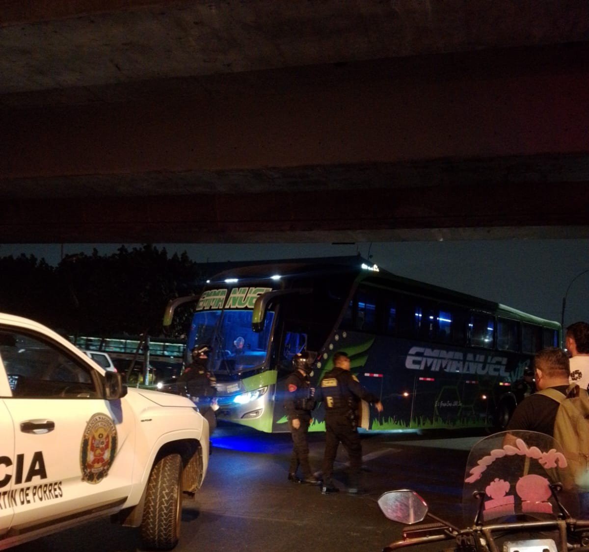 chira_fernandez's tweet photo. #ATENCIÓN | 🔴 Un nuevo atentado contra la empresa Emmanuel en menos de una semana. Según información policial, los criminales dispararon contra el bus cuando cruzaba el óvalo Tomás Valle, cerca de Plaza Norte. 

El conductor resultó herido y fue auxiliado por los propios pasajeros, quienes lo trasladaron al hospital más cercano.

El atentado anterior ocurrió hace dos días, en el óvalo Infantas. Dos ataques en menos de una semana contra la misma empresa.