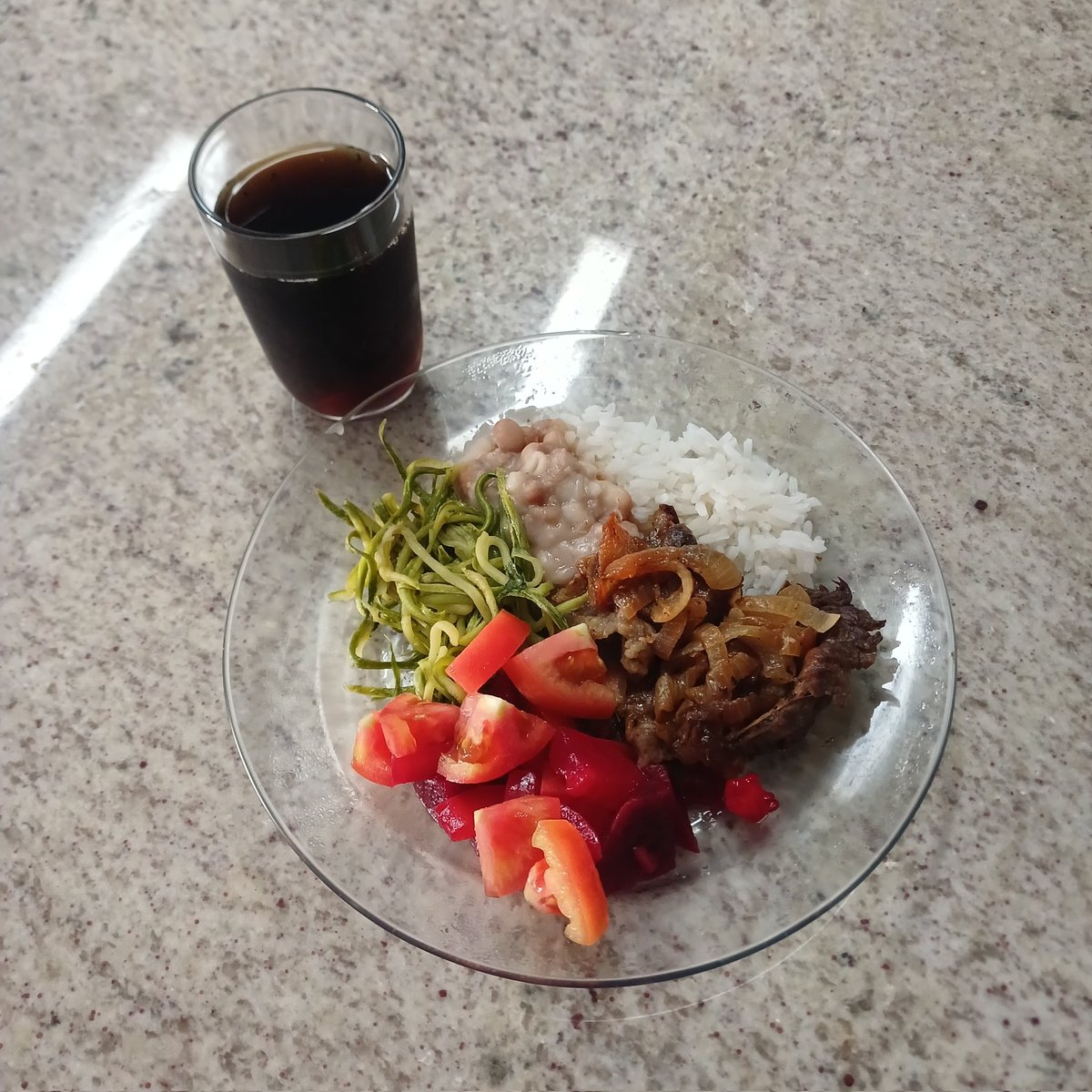 decaliused's tweet photo. 2/07 - hoje tava tudo uma delicia, não sai da dieta e fiz só três refeições (tbm comi alface e 1 morango) mais tarde vem o chá 🫶🏼 https://t.co/rjnoZfeGEi