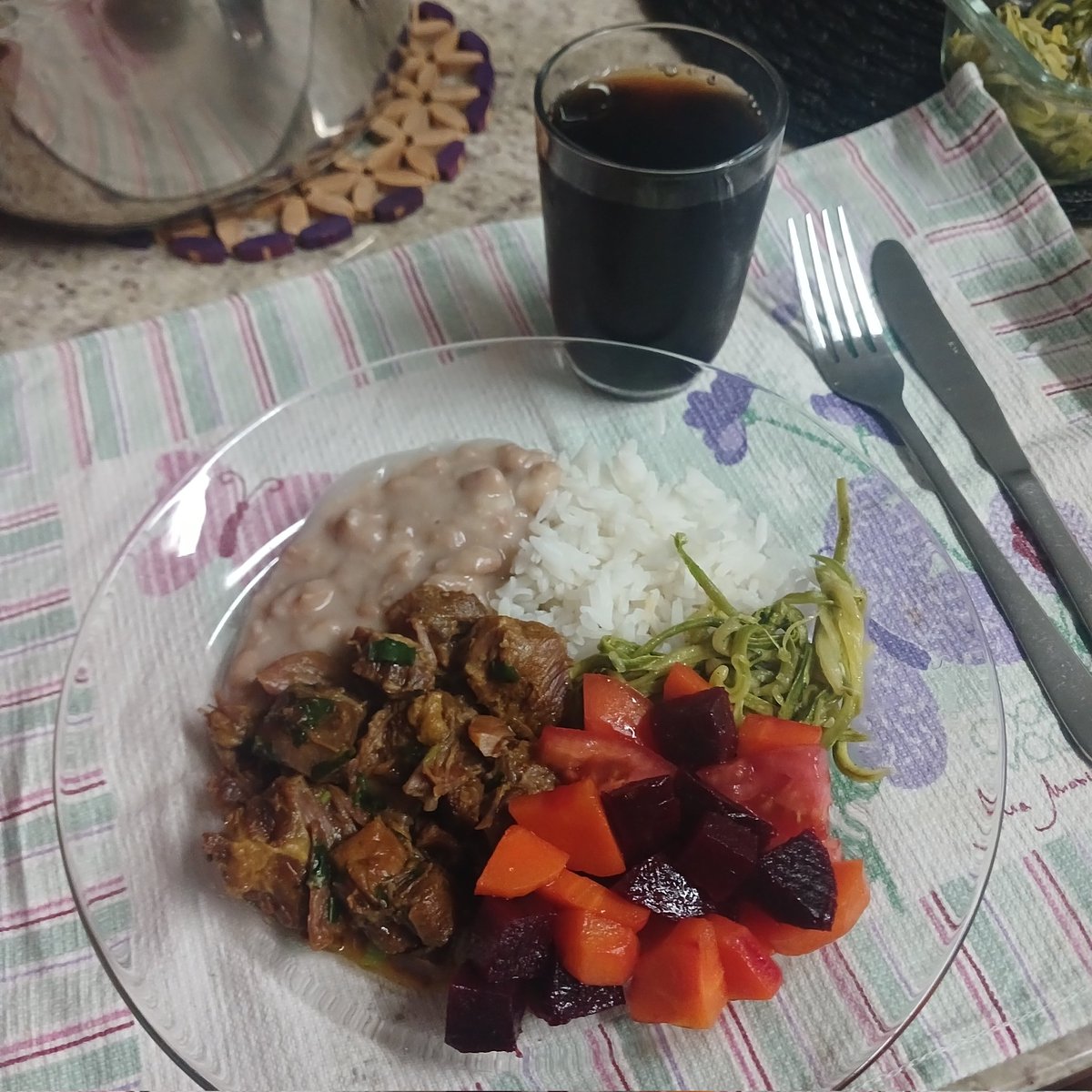 decaliused's tweet photo. 2/07 - hoje tava tudo uma delicia, não sai da dieta e fiz só três refeições (tbm comi alface e 1 morango) mais tarde vem o chá 🫶🏼 https://t.co/rjnoZfeGEi